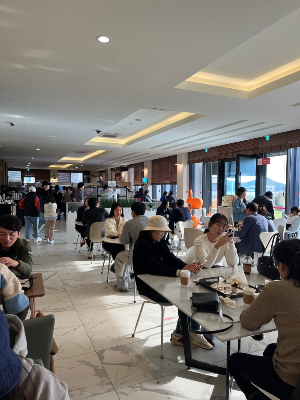 카페내부-붐비는-사람들