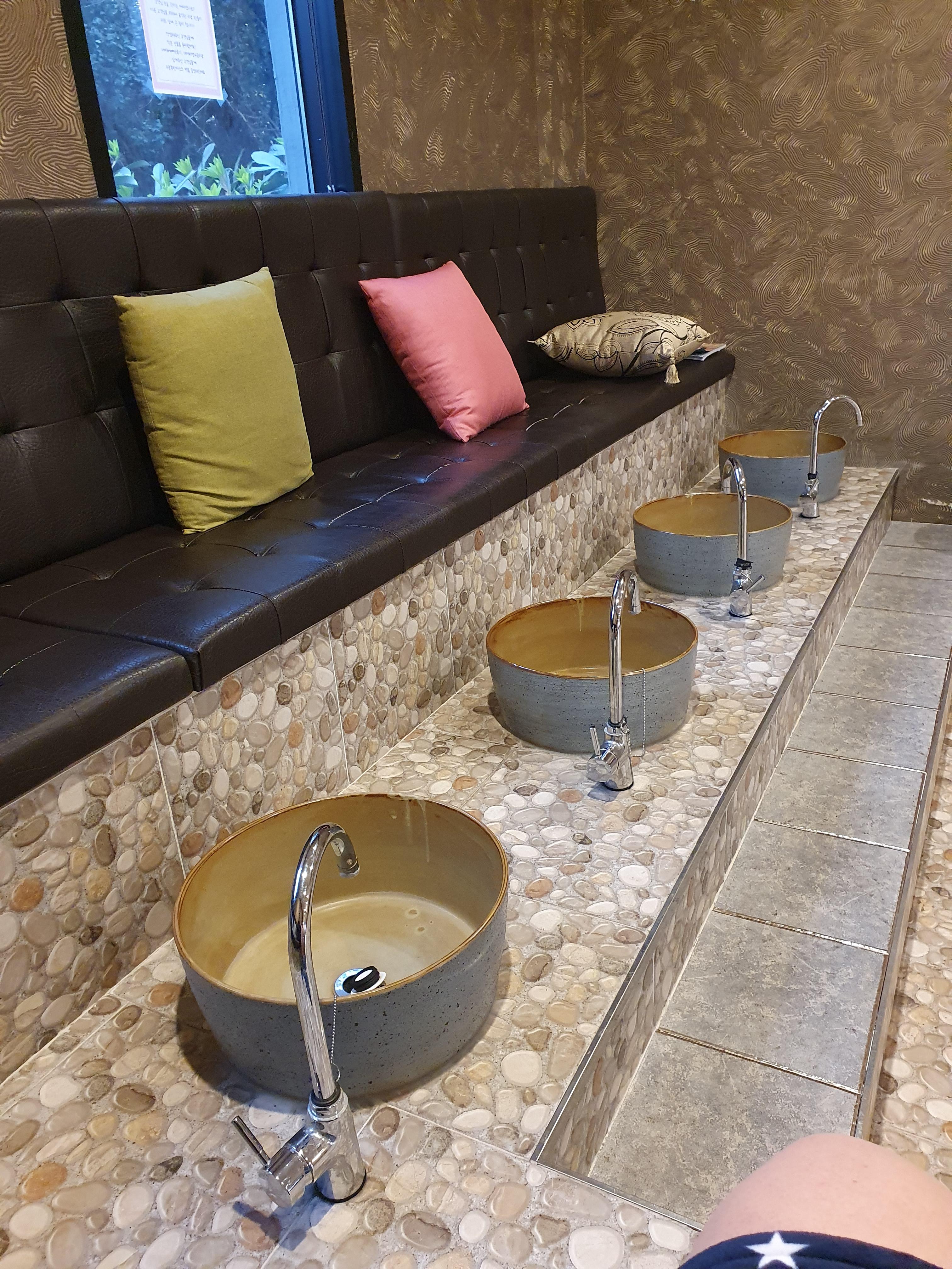 더본 호텔 옆 식당 2층 본테라피 족욕장