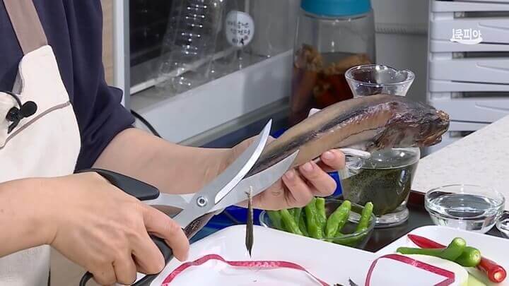 코다리 지느러미 자르기