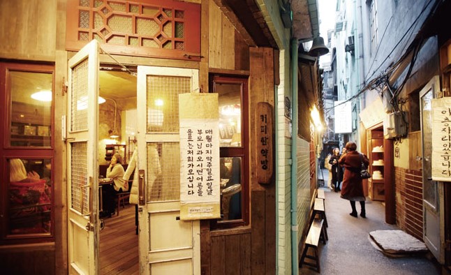 아메리카노 대신 핸드드립 필터커피가 시그니처인 '커피한약방' 입구 모습
