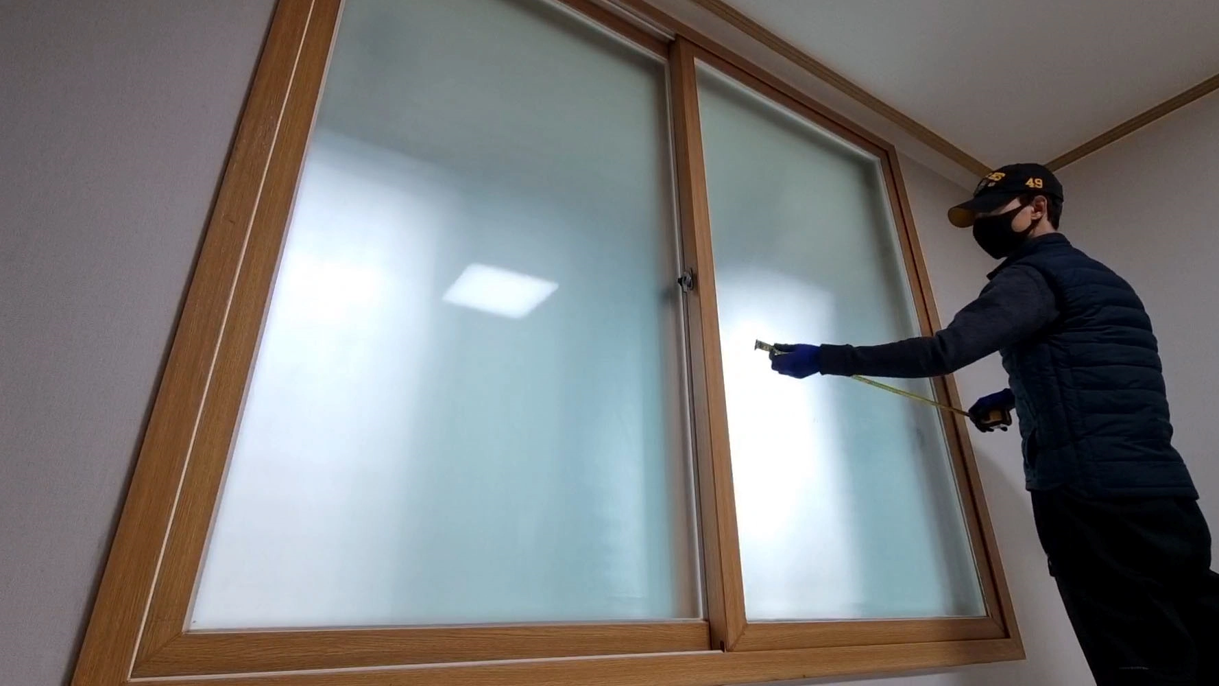 창문 사이즈 측정하는 모습