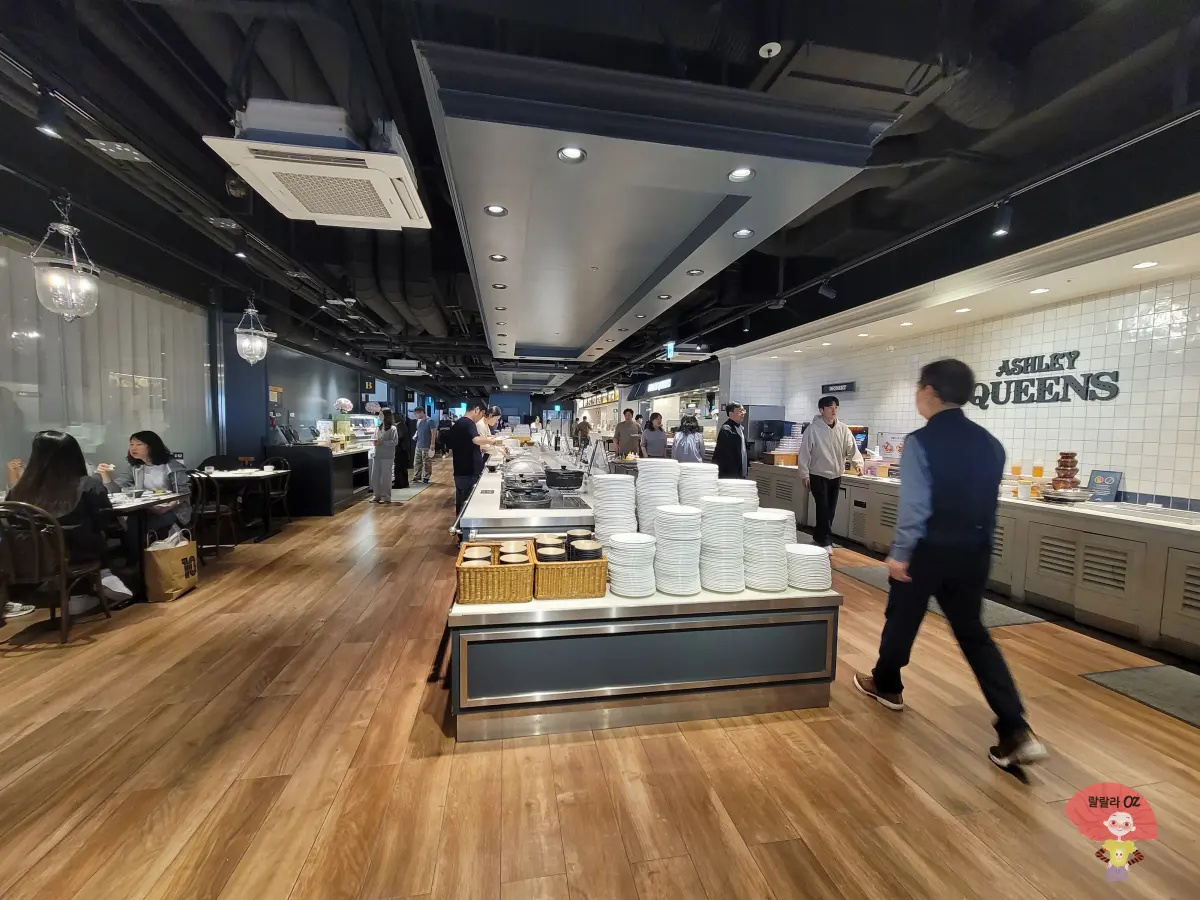 경기-남양주시-다산점-에슐리퀸즈-음식코너-쌓여있는-그릇들과-움직이는-사람들