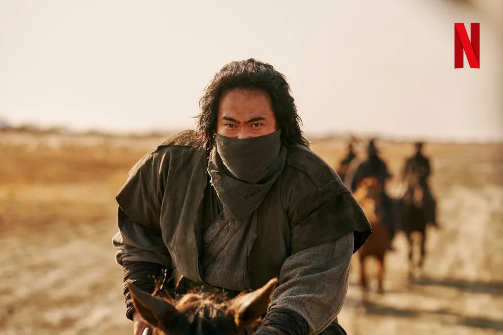 입을-가리고-있는-남자-도적-칼의-소리