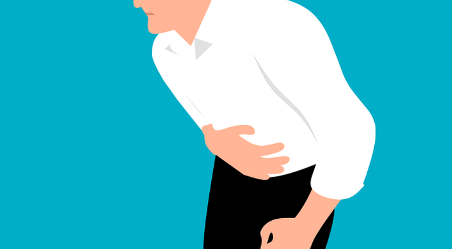 복통을 호소하는 남자가 손바닥으로 배를 감싸고 허리를 숙이고 있다