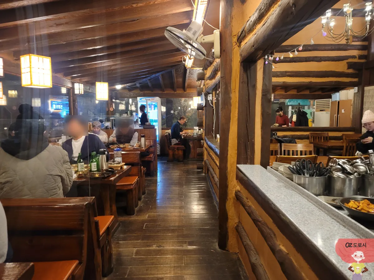 경기-남양주시-소리소빌리지-전라도식-시골밥상-식당내부-식사하는-사람들