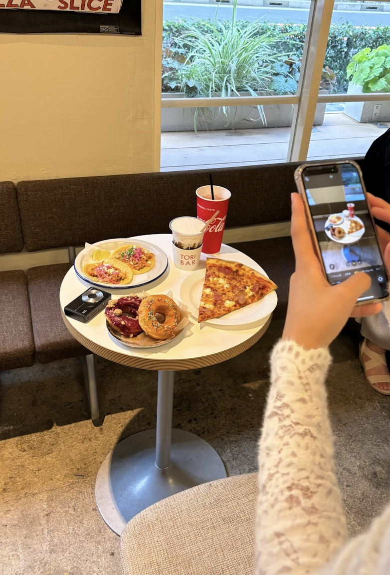 먹방 소비 현상이 진정한 위로로 작용하는가