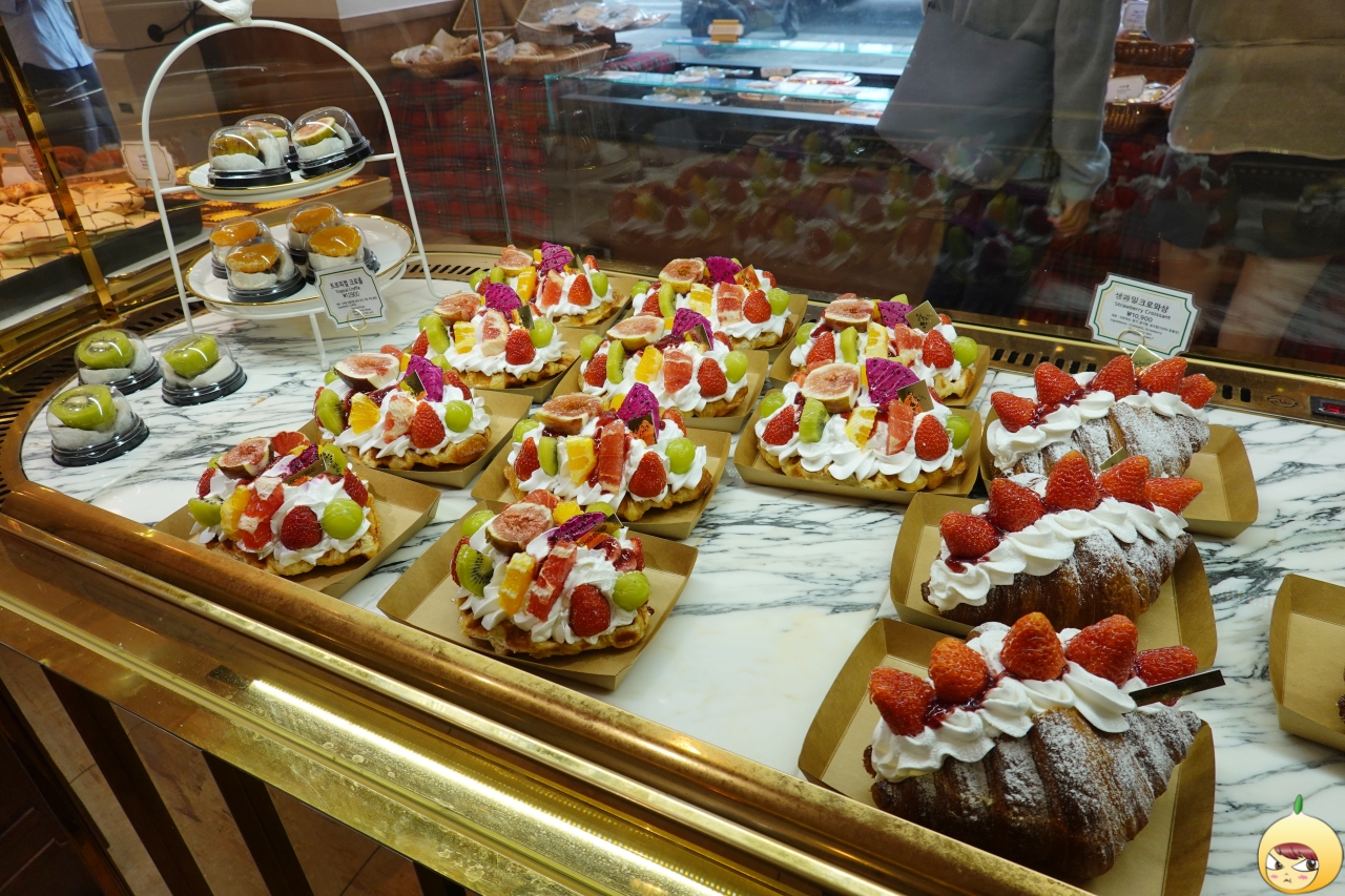 비주얼보다는 가격에 더 놀라는 트로티컬크로플과 생과일크루아상