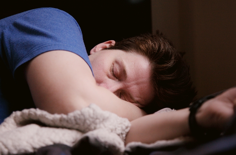 잠을 자고 있는 남성