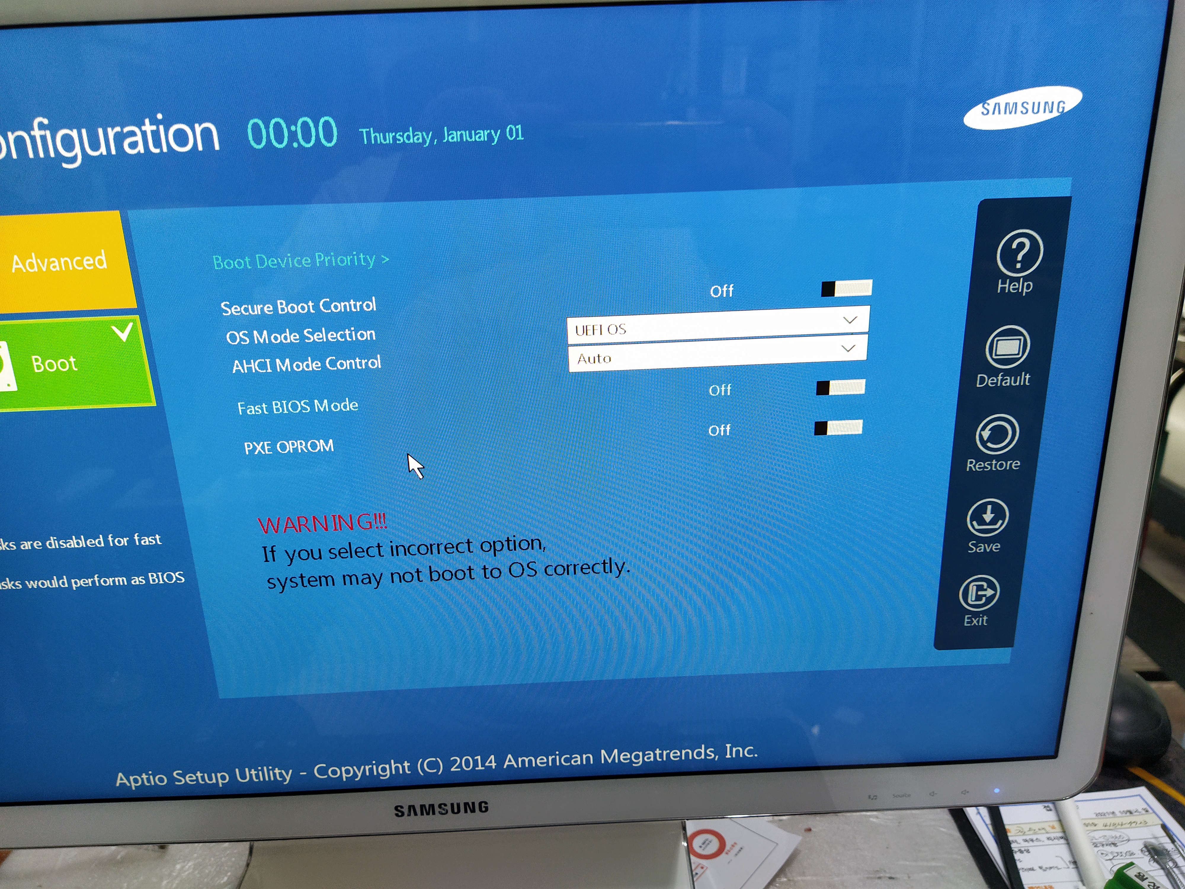 시모스 모드에서 SSD 모델이 정상적으로 뜨는지 확인하고 윈도우10 설치를 위해서 설정을 변경했습니다.
