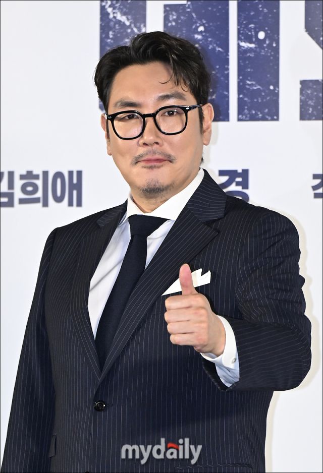 조진웅 &#39;자신감 넘치는 엄지 척&#39;으로 무장한 남자의 매력