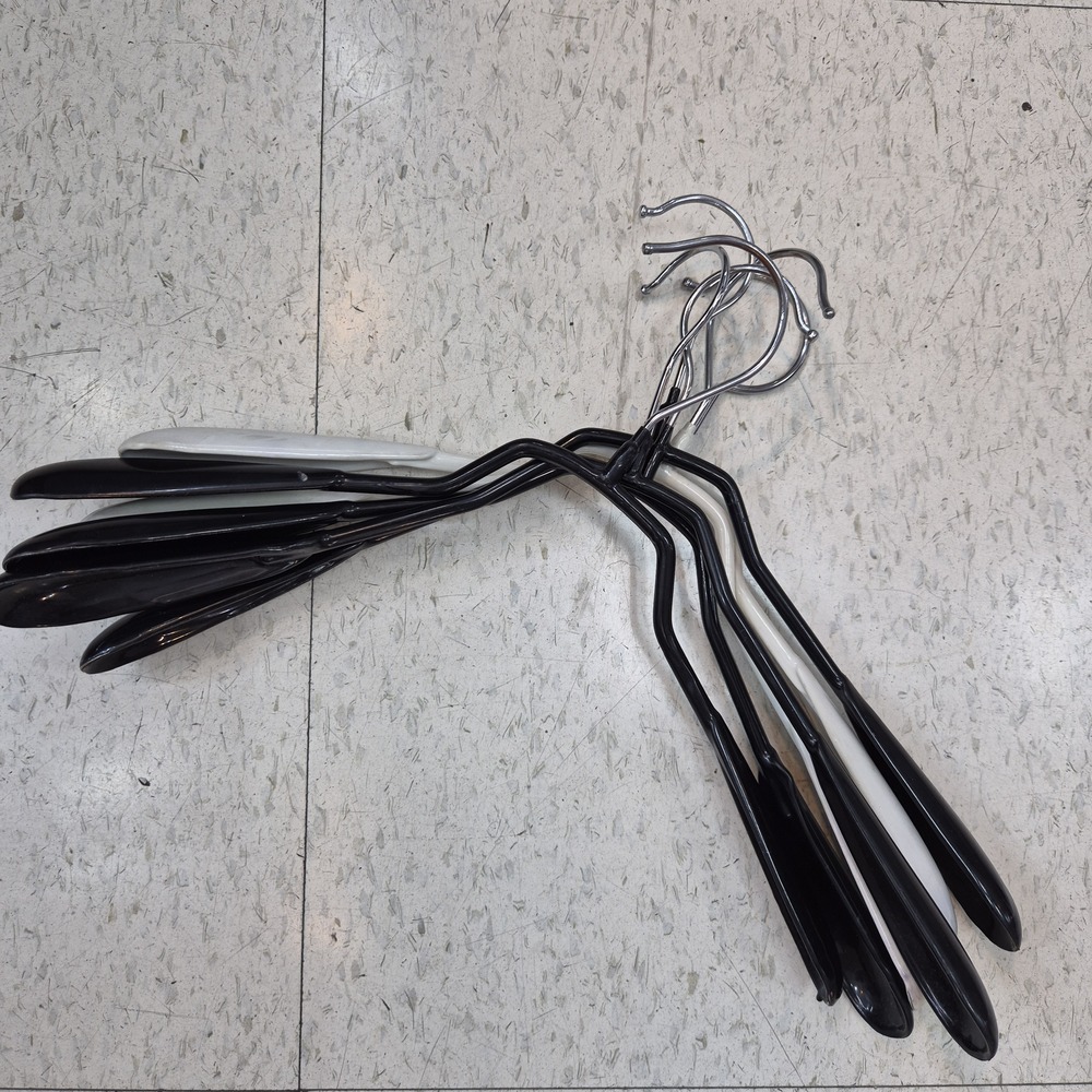 금속 고리가 결합된 플라스틱 옷걸이를 모아둔 모습