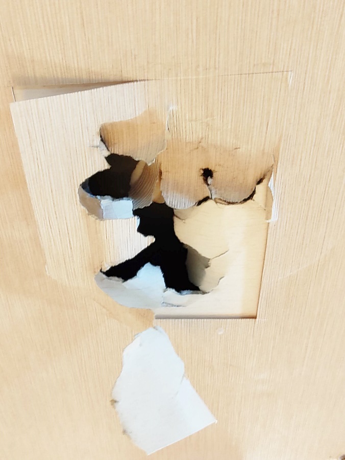 원래 붙어있던 벽지를 칼질로 인한 금이 난곳 을 떼어줌