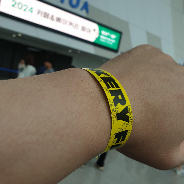 2024 카페 &amp; 베이커리 페어 방문기_입장용 팔찌_입구에서서 팔에 팔찌를 두른 채 찍은 사진