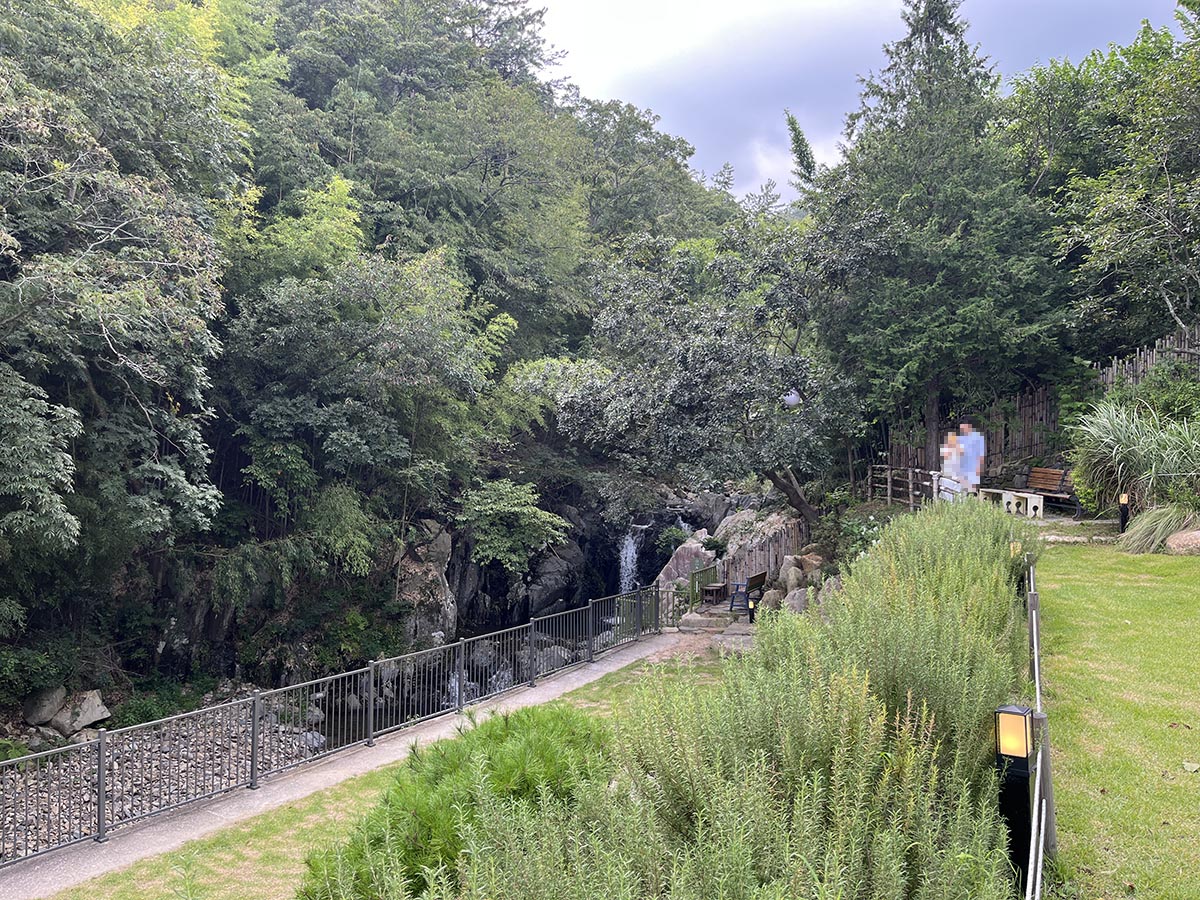 아틀리에 은유재 뒷마당