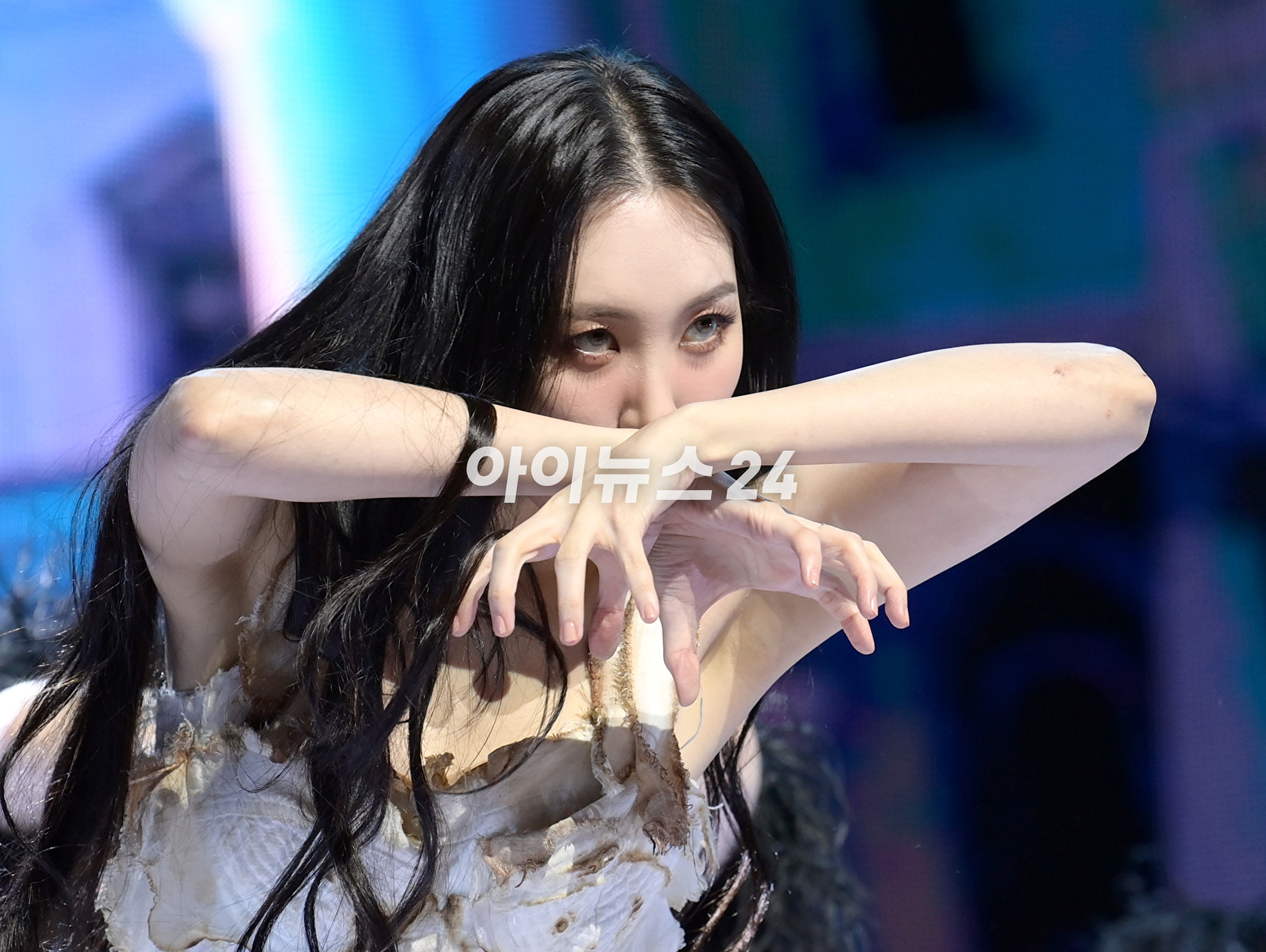 가수 선미가 17일 오후 서울 용산구 한남동 블루스퀘어에서 열린 새 싱글 앨범 '스트레인저(STRANGER)' 발매 기념 쇼케이스에서 '스트레인저' 무대를 선보이고 있다. [사진=정소희 기자]