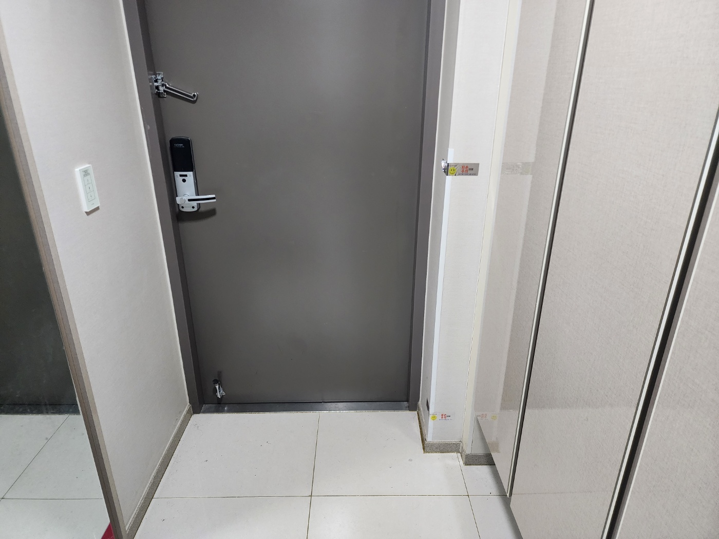 인테리어 전&후 현관문 필름 및 전신거울 사진