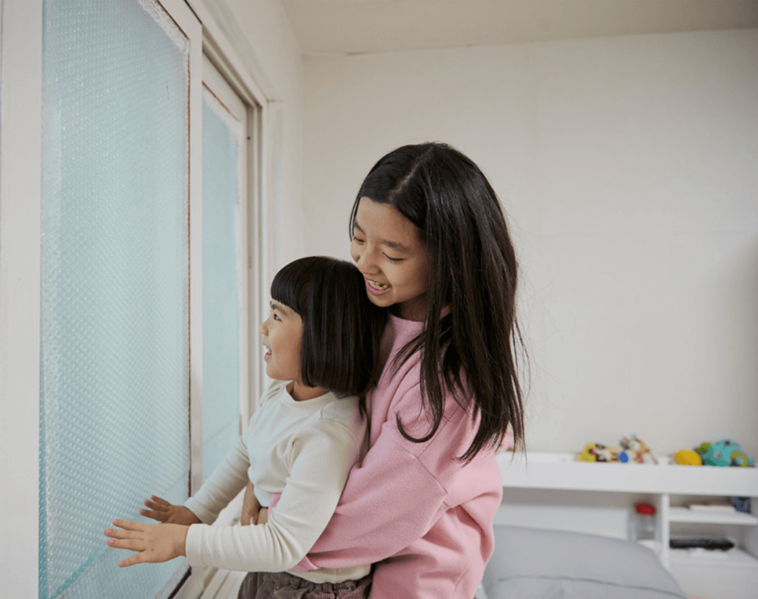 창밖을 바라보는 예서