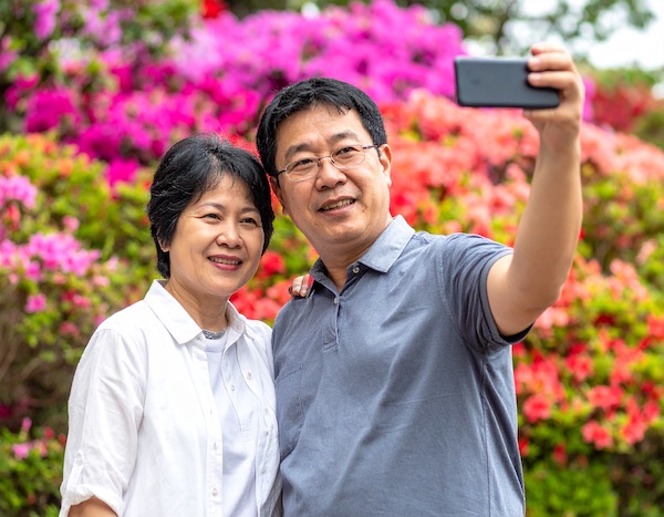 황매산철쭉축제에서 사진을 찍는 사람들