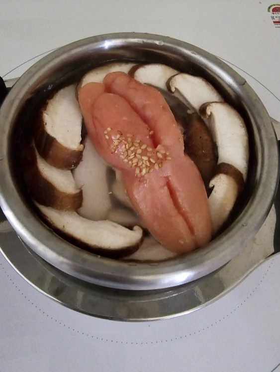 나를 위해 정성스럽게 준비한 명란과 표고버섯이 들어간 1인용 솥밥