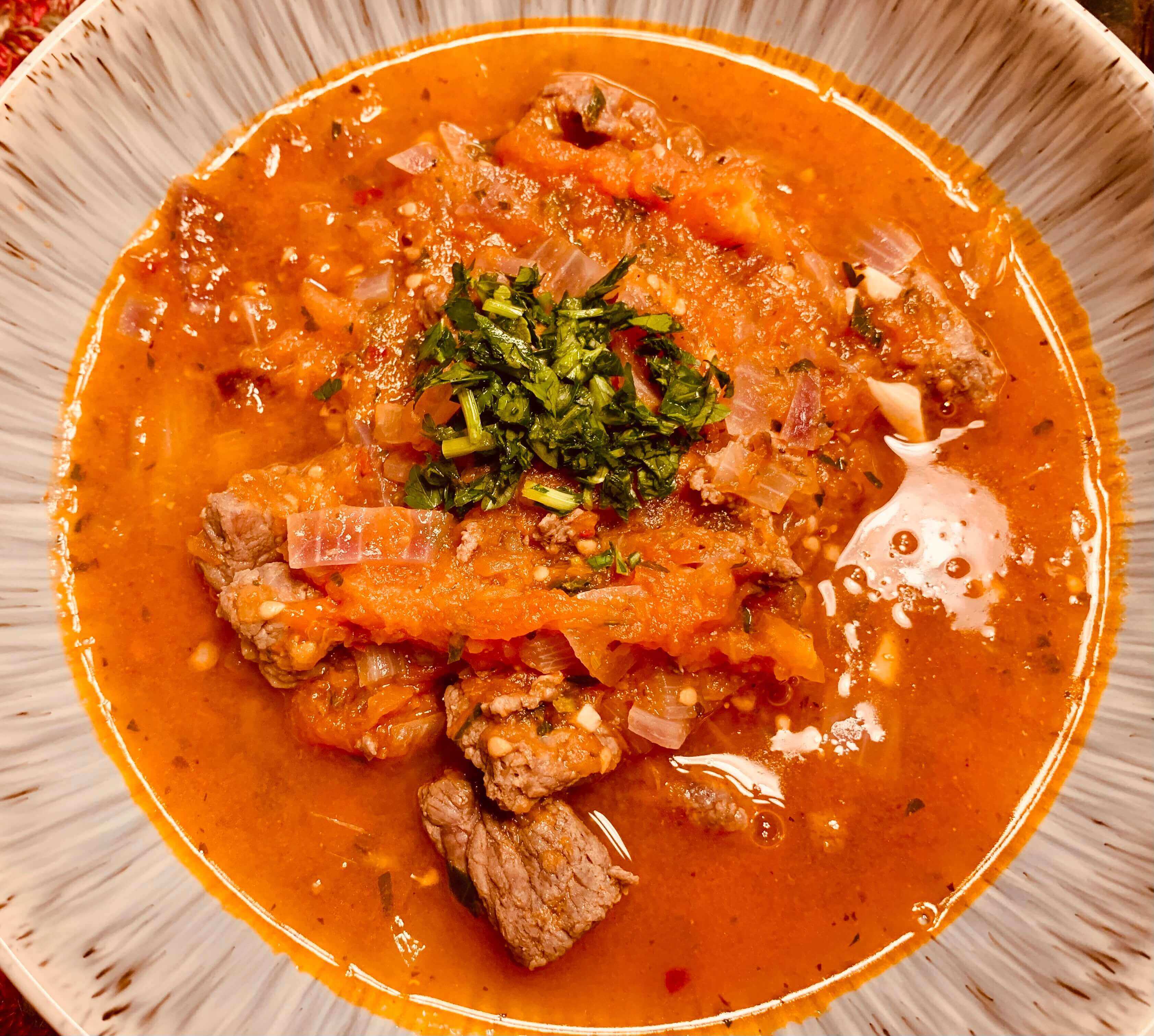 빨간-토마토-수프와-녹색-파슬리가-올려진-모습