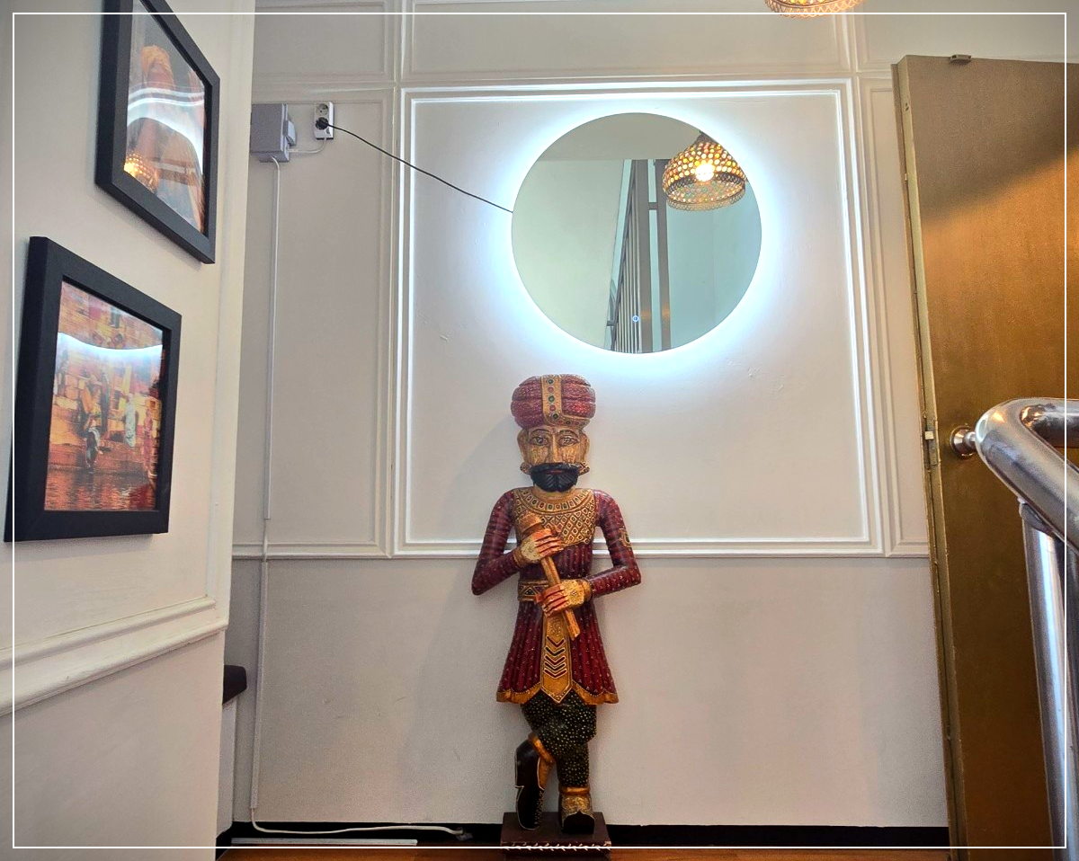 출입구-앞-조각상