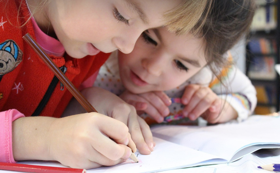 친구와 놀고 있는 아이사진