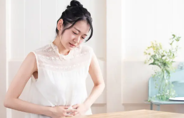 배가 아픈 여성