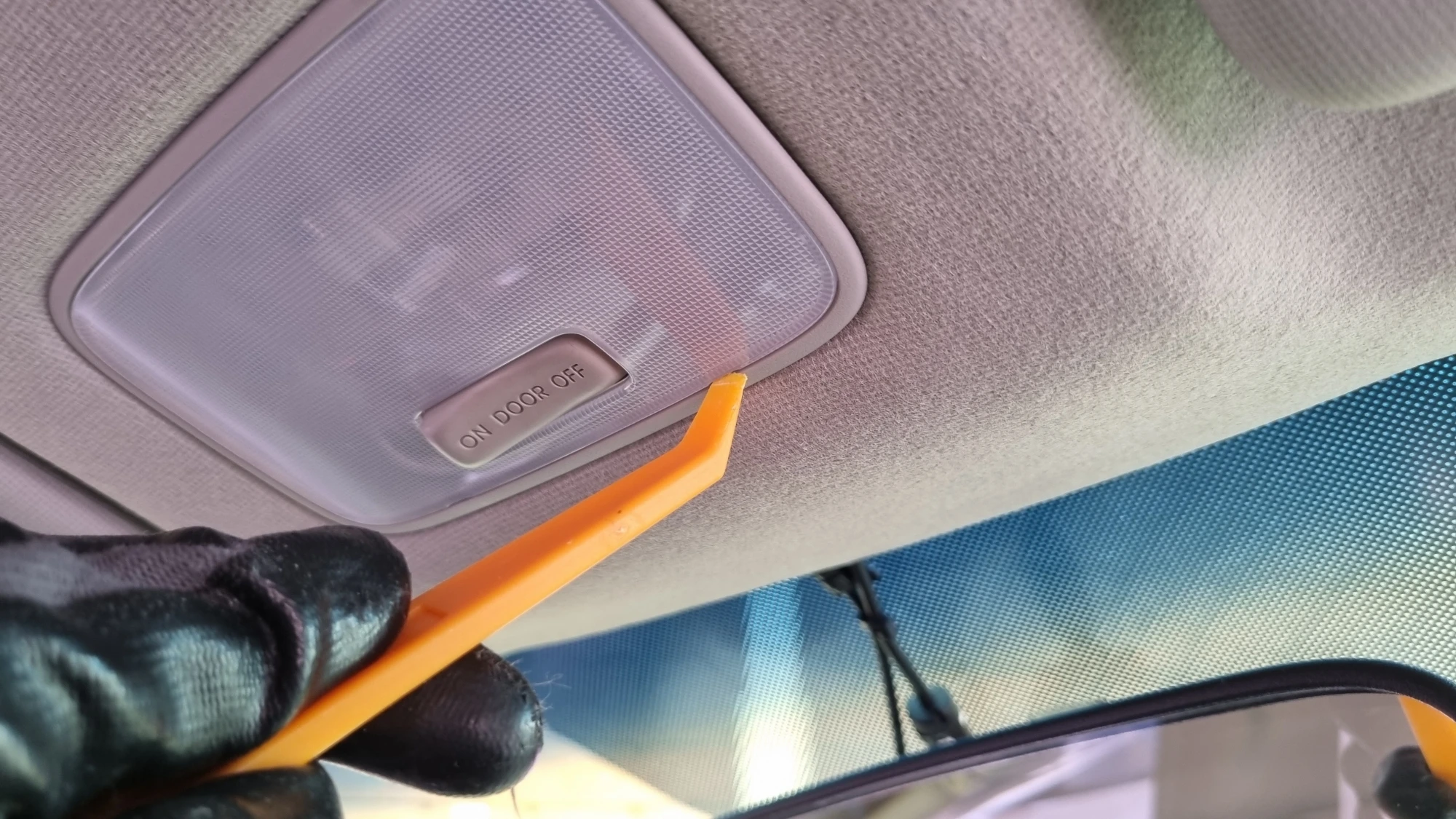 실내등 커버 여는 방향