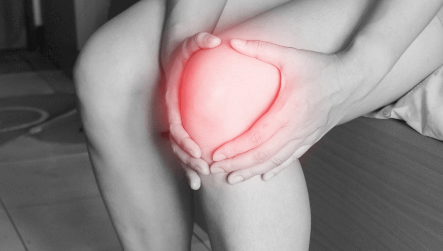 무릎 통증으로 두 손으로 감싸고 있다