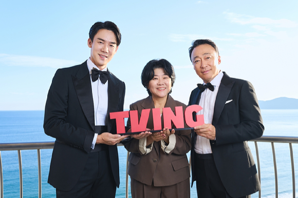 배우 유연석&#44; 이정은&#44; 이성민이 티빙 오리지널 시리즈 &#39;운수 오진 날&#39; 행사에 앞서 포즈를 취하고 있다. [사진=티빙]