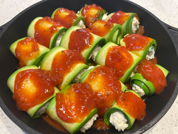 애호박 요리 - 애호박 롤 위에 마리나라 소스