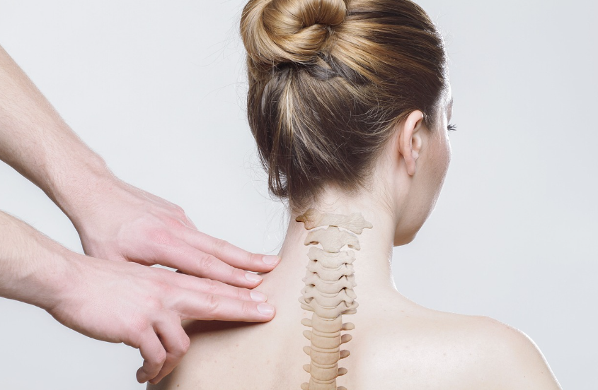 경추를 진단받고 있는 여자