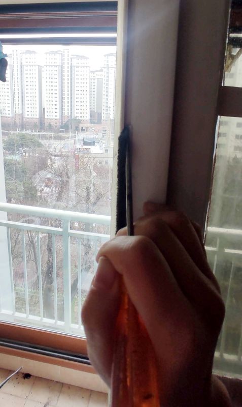 샷시 중앙에 송곳으로 모헤어를 눌러 집어 넣음