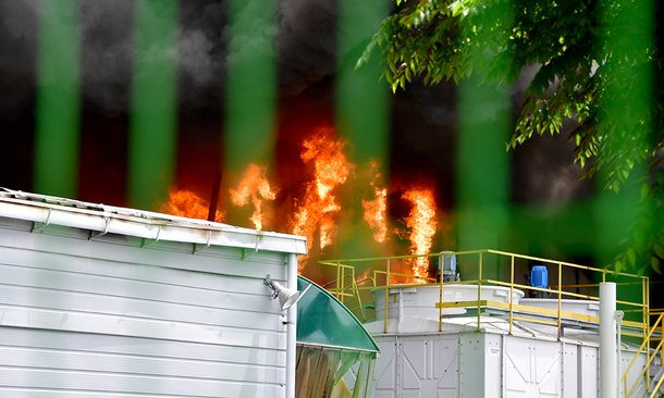 금호타이어 화재로 인한 연기와 불길이 치솟는 모습