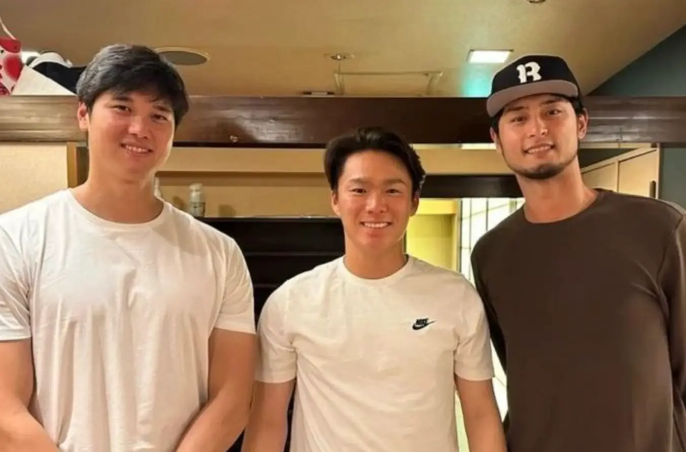 흰색 티를 입은 친구들과 함께 미소지으며 사진을 찍고있는 야마모토