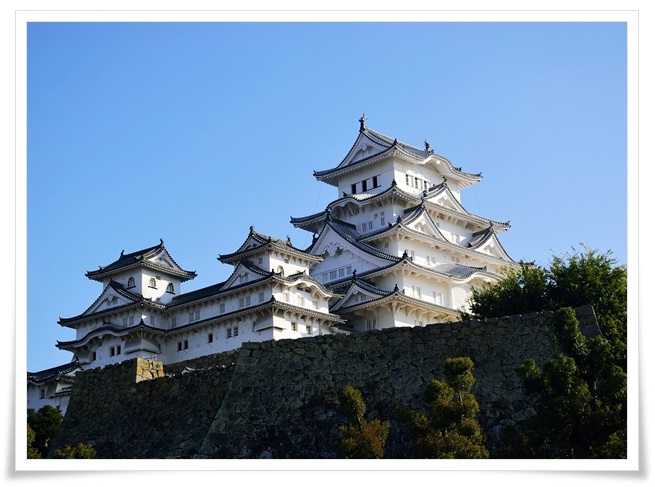 돌성곽 언덕위에 빛나는 회백색의 성채가 매우 화려하면서 우아해 보이는 풍경