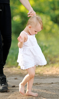 맨발 걷기를 좋아하는 아이