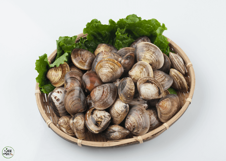 나무접시에-상추로-장식되어있고-바지락를-담아둠