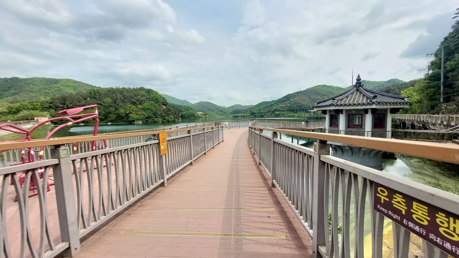 아중호수 산책로 데크길 입구