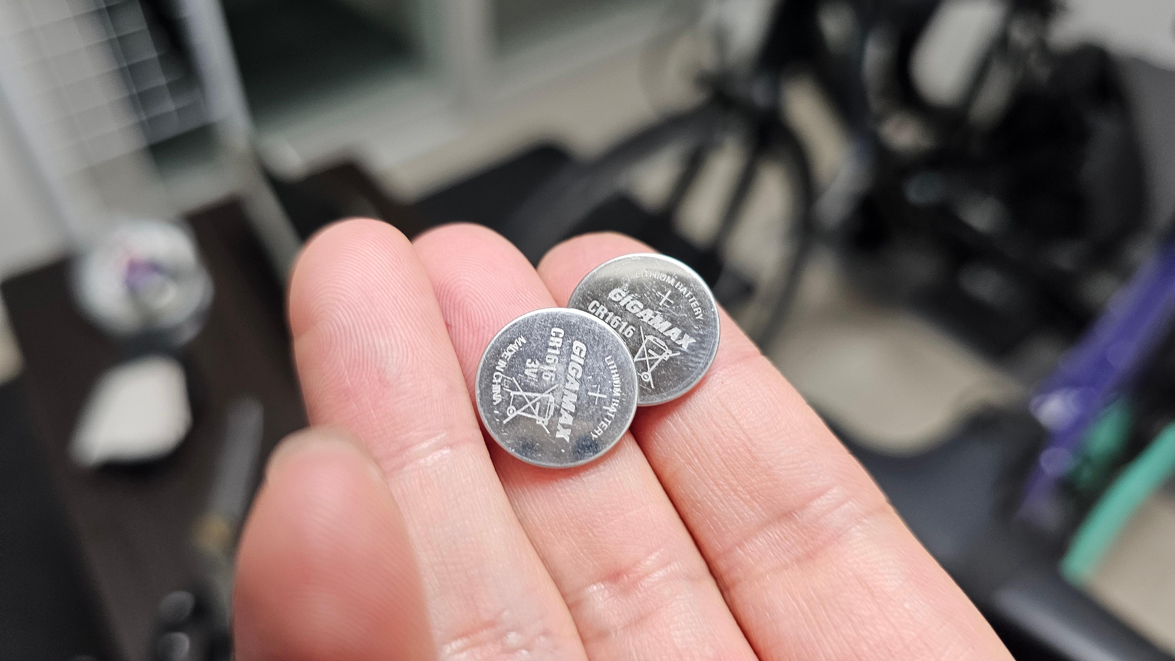 CR1616과 CR1632 비교 실물 이미지(지름 동일, 두께 차이)