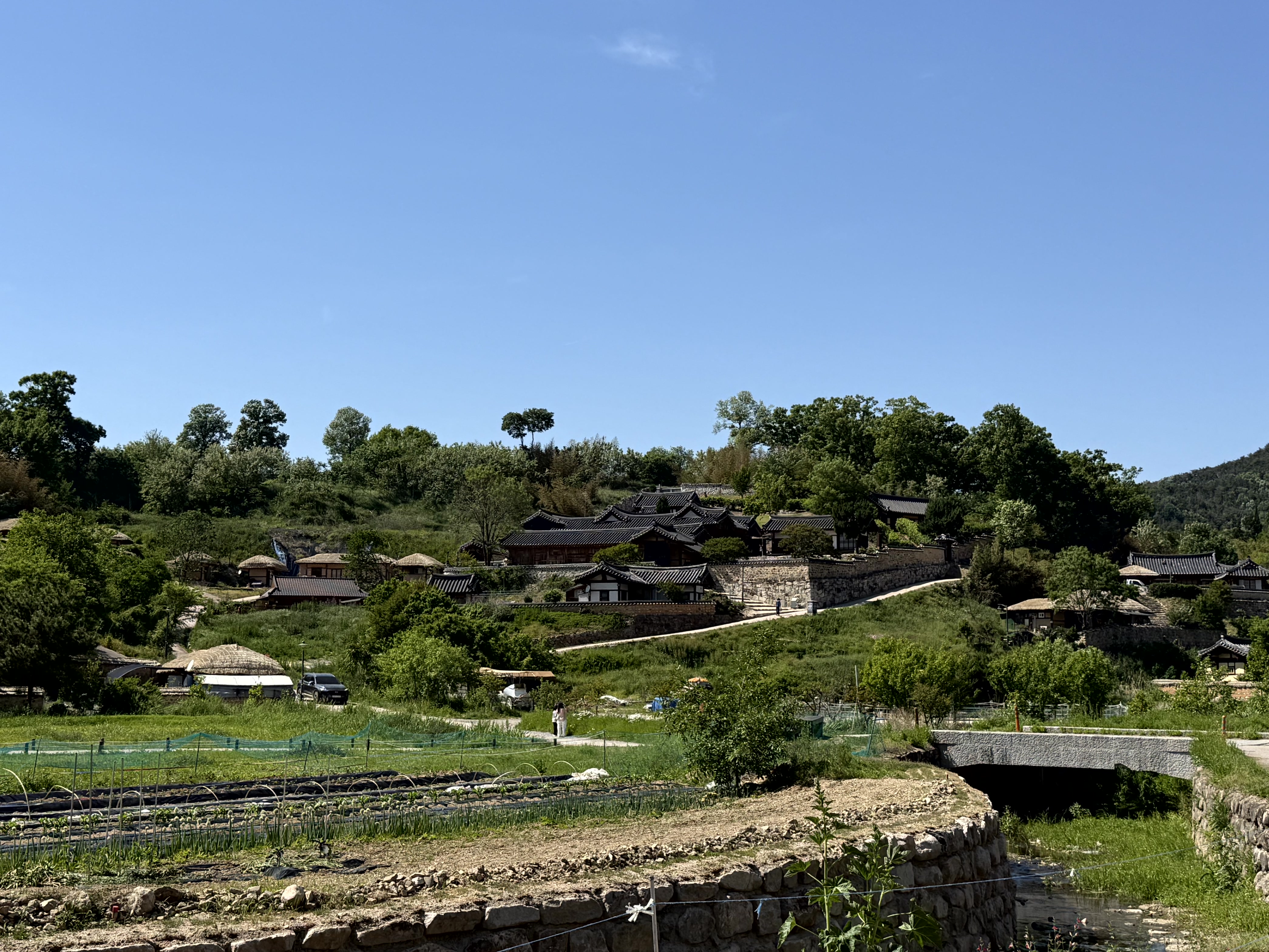 푸른 산과 맑은 하늘 아래 펼쳐진 경주 양동마을의 평화로운 전경