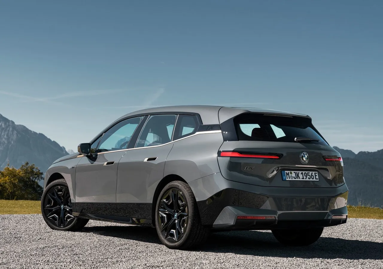 BMW IX M60 차량 이미지