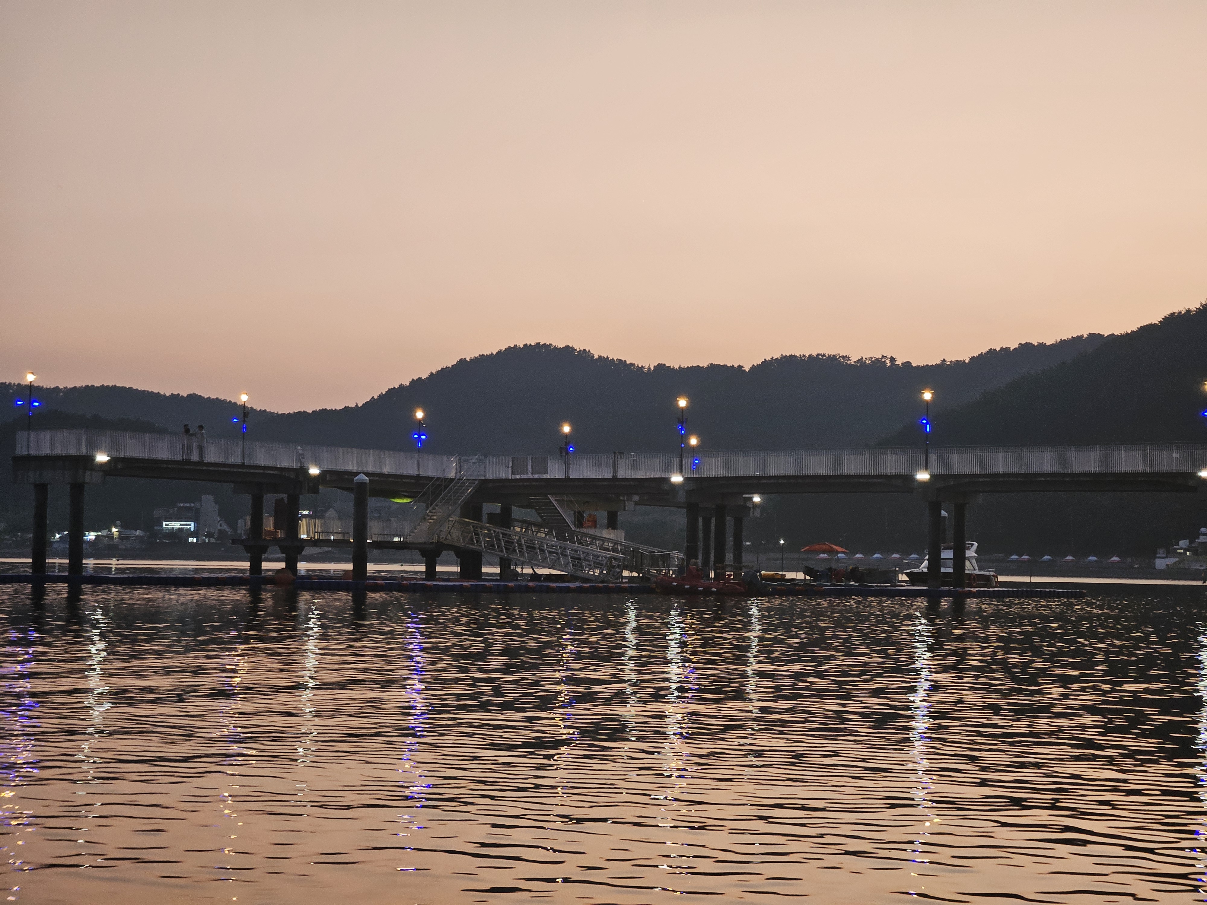 노을지고 있는 해변