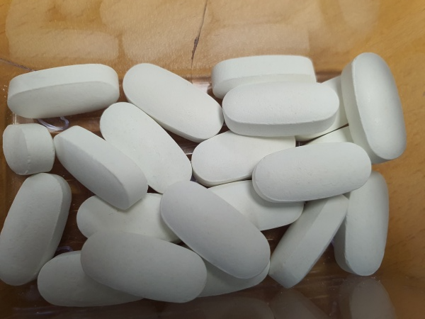 투명-케이스에-담긴-흰알약