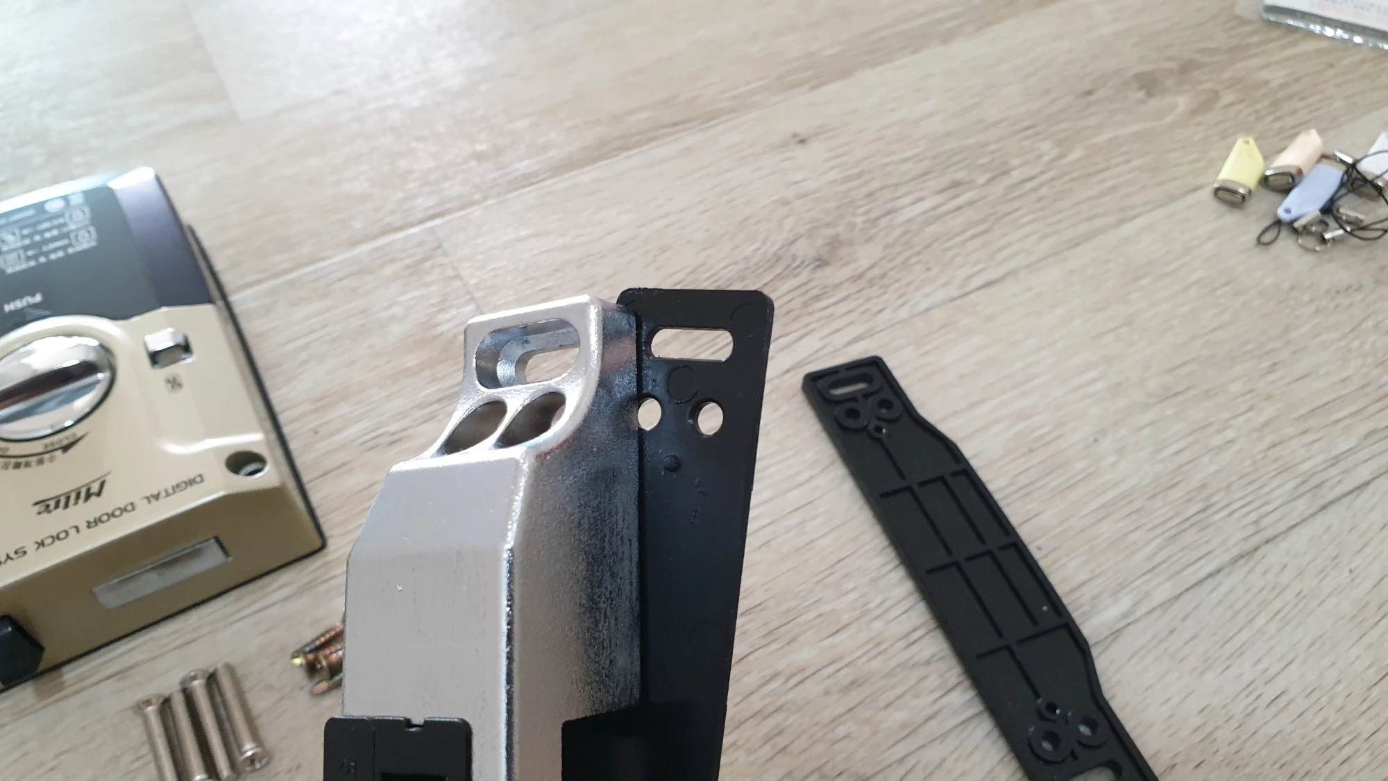 문틀 부품 간격 조정 부품