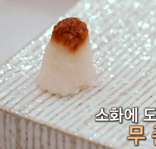 흰사기접시에-간-무에-간장이-살짝-뿌려진-모습