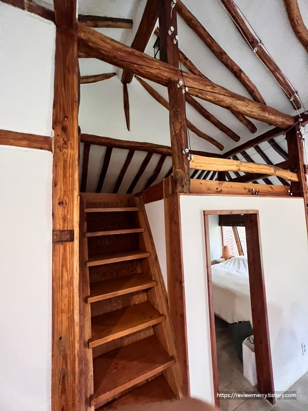 2층 올라가는 계단