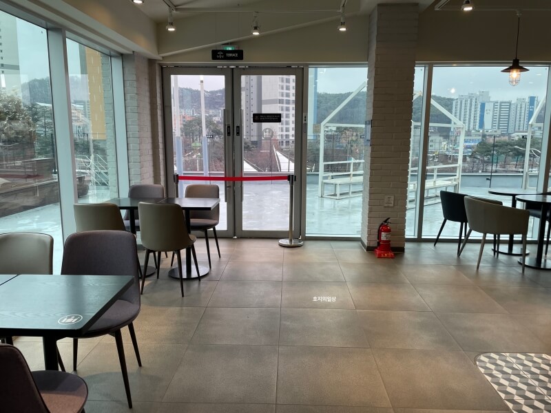 1번 국도 오산 카페 할리스 오산대역 DT점 - 매장 3층