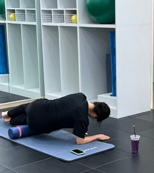 폼롤러를-이용하여-무릎의-측면-근육을-풀어주다