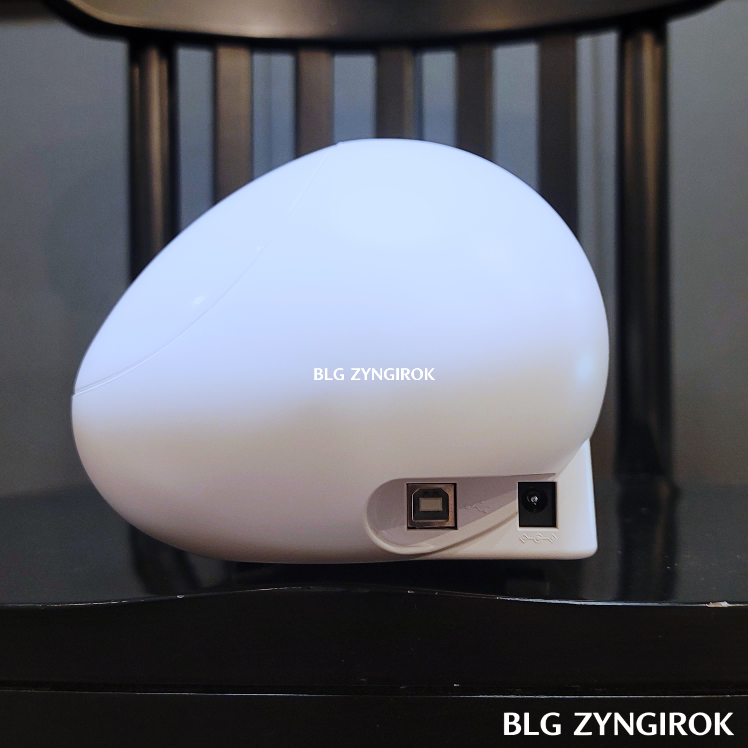 포트레이트-3-오른편에-케이블-포트들이-위치해있다.